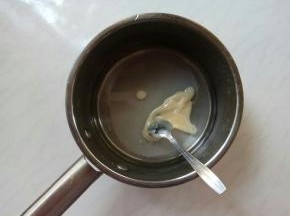 糖、猪油、水混合均匀在一起，烧开。