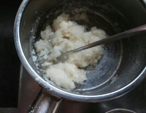 小火，把糯米粉倒入混合液中，快速搅拌。