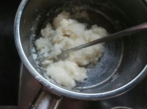 小火，把糯米粉倒入混合液中，快速搅拌。
