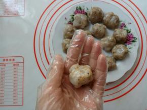 晾至馅料温热不烫手的时候，分成15份，搓成球，每个20g。