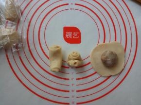 饧好的面团，用拇指在面剂中间按一下，再对折；按扁，擀成圆片，包入馅料。