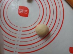 搓成球，收口朝下，静置15分钟。