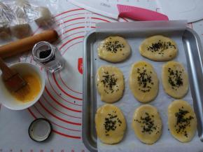 蛋黄打撒，面胚表面划三刀，刷蛋液，撒黑芝麻。