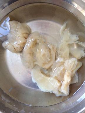 将海蜇皮放入清水中浸泡，去掉多余的盐渍。