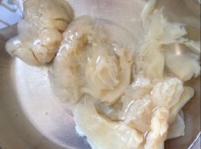 将海蜇皮放入清水中浸泡，去掉多余的盐渍。