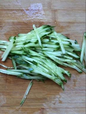 黄瓜洗净，切片，在切成丝状备用。