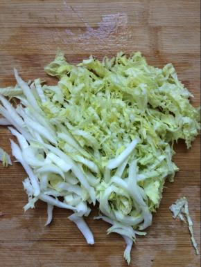 白菜芯洗净，切丝状。