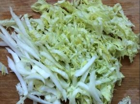 白菜芯洗净，切丝状。