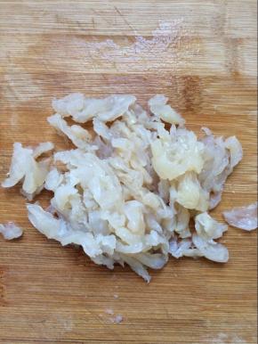 海蜇皮浸泡好后，取出攥干水份，切成丝状。