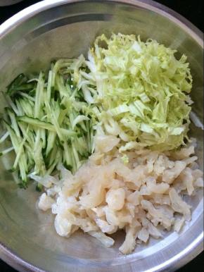 将切好的黄瓜丝，白菜丝，海蜇丝放入盆中。