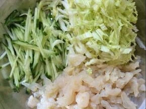 将切好的黄瓜丝，白菜丝，海蜇丝放入盆中。