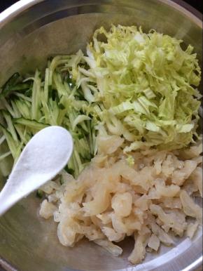 加入适量的盐调味。