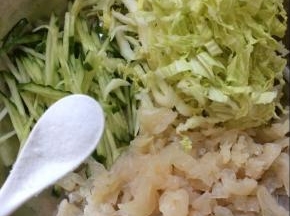 加入适量的盐调味。