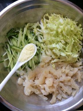 加入少许的鸡精提鲜。