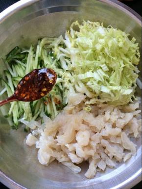 加入2勺的辣椒油。