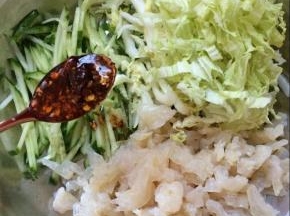加入2勺的辣椒油。