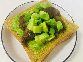 然后放上牛排以及牛油果粒就好啦