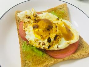 放上煎好的荷包蛋，表面涂抹一些酱汁，我用的甜酸酱。