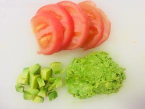 西红柿洗净去掉蒂，切厚片。熟牛油果去皮去核，挖出果肉，一半切块，一半碾成泥备用