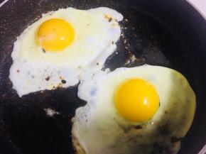 用煎牛排的酱汁加少许油直接煎荷包蛋