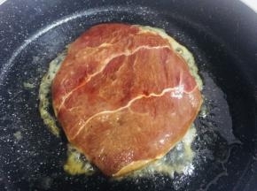 牛排放入煎锅煎熟，煎好后用刀切成条