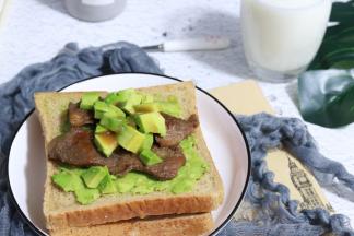 吃的时候表面再盖上一层吐司片，或者直接开动。建议加盖一层吐司片，拿在手里一口咬下去，超级满足。