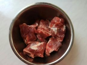 猪骨。