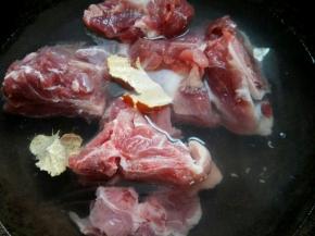 猪骨冷水下锅，加陈皮焯烫。
