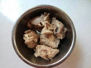 水开有浮末，捞出骨头冲洗干净。