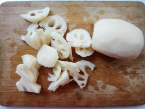 莲藕洗净去皮，切滚刀块，泡清水洗去淀粉。