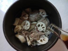 加入藕块，添足量清水，倒料酒。盖盖，启动炖汤功能。