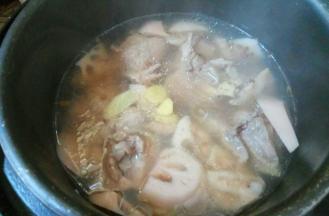 汤好后开盖，加入适量盐调味。