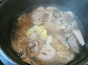 汤好后开盖，加入适量盐调味。