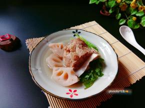 盛盘，放香菜。
藕已经炖的软软的，还可以拉藕丝呢！肉也轻松脱骨，汤鲜味美。