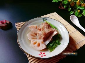 盛盘，放香菜。
藕已经炖的软软的，还可以拉藕丝呢！肉也轻松脱骨，汤鲜味美。