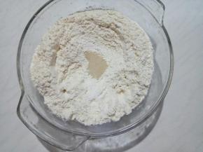 面粉开窝，中间放酵母。