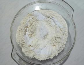 四周放泡打粉，再放入糖，分次加清水。