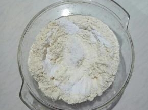 四周放泡打粉，再放入糖，分次加清水。