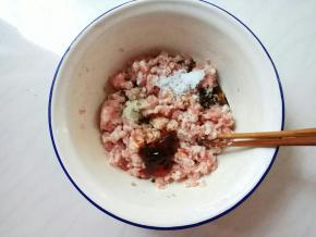 肉馅加入调料。