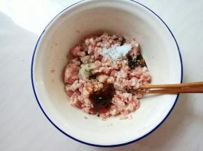 肉馅加入调料。