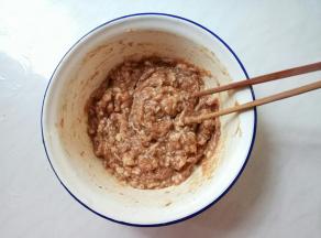 分次加入葱姜水，顺时针方向搅拌上劲，腌制入味2小时。