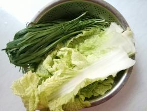 白菜、韭菜择洗净。