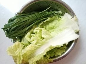 白菜、韭菜择洗净。
