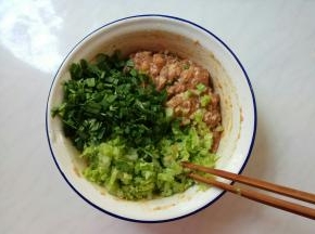 拌入肉馅。