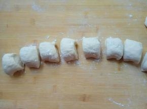 面团分成每个35g的面剂。