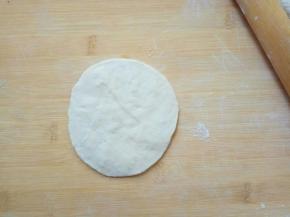 擀圆片，四周薄，中间厚一点。
