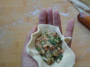 左手手心窝个窝，兜住面皮。
右手拇指在后，食指在前，先捏合一个褶。其后手法：拇指不动位置，右手依次向前捏褶，捏一个褶，拇指和食指一起将褶子捏合住。左手跟随晃动送面皮。
重点：边捏褶边向上提拉面皮，拇指和食指配合像点钞手法一样，逐渐依次向前。
我的语言表达只能尽力了，其它具体操作请百度查询视频。