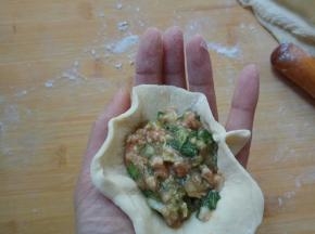 左手手心窝个窝，兜住面皮。
右手拇指在后，食指在前，先捏合一个褶。其后手法：拇指不动位置，右手依次向前捏褶，捏一个褶，拇指和食指一起将褶子捏合住。左手跟随晃动送面皮。
重点：边捏褶边向上提拉面皮，拇指和食指配合像点钞手法一样，逐渐依次向前。
我的语言表达只能尽力了，其它具体操作请百度查询视频。
