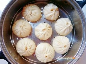 面胚变大，热水烧开后入蒸屉，大火12分钟。