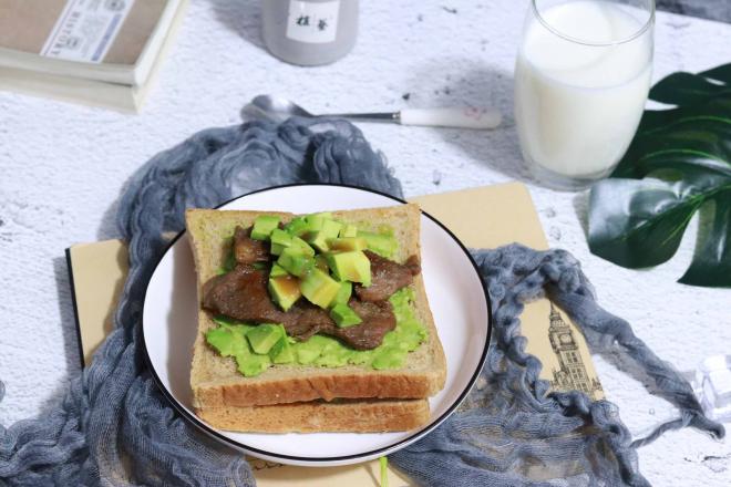 健康早餐—全麦牛排蔬果开放式三明治